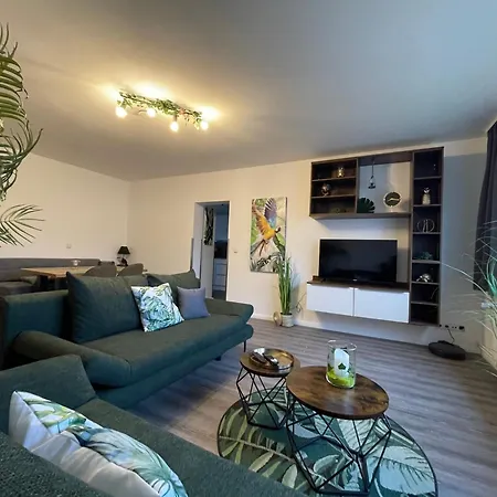 Апартаменти Zuarin Schlossblick - Ganzes Direkt Am Schlossgarten Von Mit Dschungel-feeling - Parkplatz Auf Anfrage Vorhanden Шверін