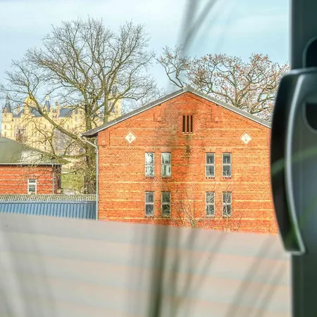 Zuarin Schlossblick Mit Dschungel-Feeling - Direkt Am Schlossgarten Von Schwerin - Ganzes Apartment - Parkplatz Vorhanden Apartmán *