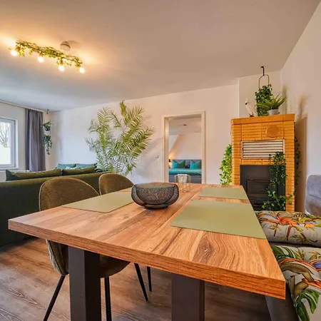 Zuarin Schlossblick - Ganzes Direkt Am Schlossgarten Von Mit Dschungel-feeling - Parkplatz Auf Anfrage Vorhanden Апартаменти *