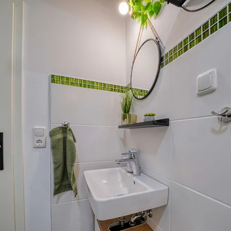 Zuarin Schlossblick Mit Dschungel-Feeling - Direkt Am Schlossgarten Von Schwerin - Ganzes Apartment - Parkplatz Vorhanden Apartmán *