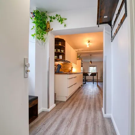 Zuarin Schlossblick Mit Dschungel-Feeling - Direkt Am Schlossgarten Von Schwerin - Ganzes Apartment - Parkplatz Vorhanden Apartmán