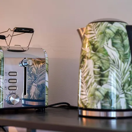 Апартаменти Zuarin Schlossblick - Ganzes Direkt Am Schlossgarten Von Mit Dschungel-feeling - Parkplatz Auf Anfrage Vorhanden Шверін