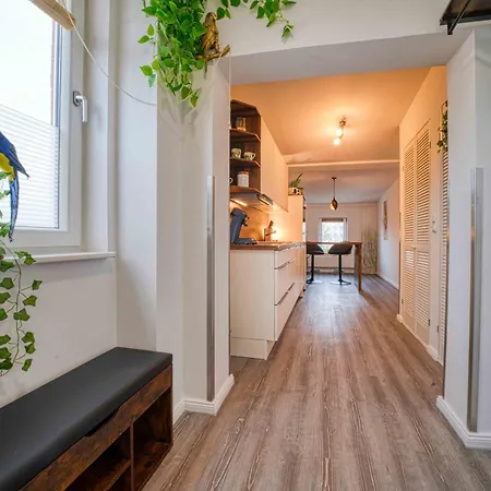 Zuarin Schlossblick Mit Dschungel-Feeling - Direkt Am Schlossgarten Von Schwerin - Ganzes Apartment - Parkplatz Vorhanden *