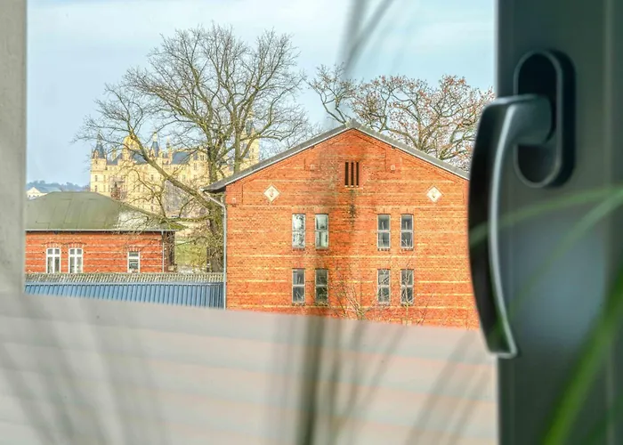 Zuarin Schlossblick - Ganzes Direkt Am Schlossgarten Von Mit Dschungel-feeling - Parkplatz Auf Anfrage Vorhanden Apartment *