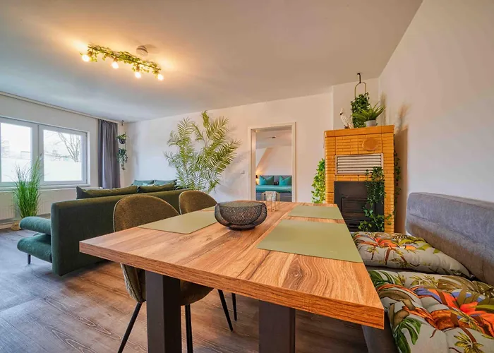 Zuarin Schlossblick - Ganzes Direkt Am Schlossgarten Von Mit Dschungel-feeling - Parkplatz Auf Anfrage Vorhanden Apartment *