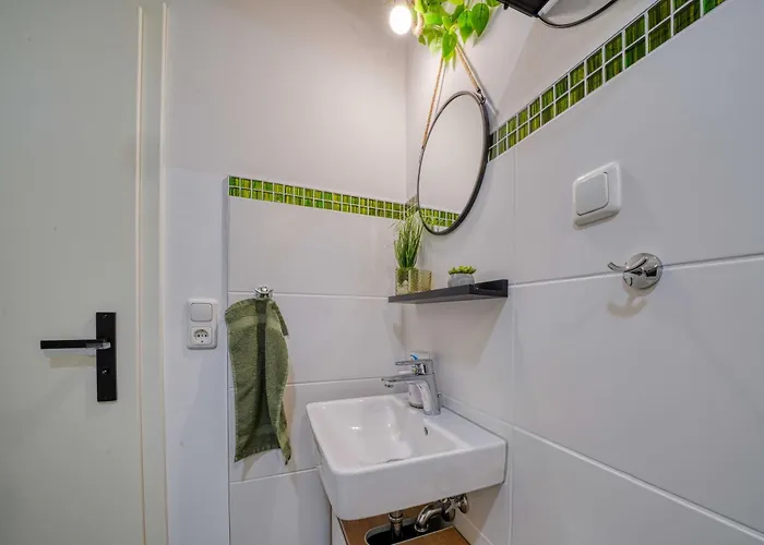 Zuarin Schlossblick - Ganzes Direkt Am Schlossgarten Von Mit Dschungel-feeling - Parkplatz Auf Anfrage Vorhanden Apartment *