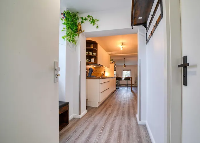 Zuarin Schlossblick - Ganzes Direkt Am Schlossgarten Von Mit Dschungel-feeling - Parkplatz Auf Anfrage Vorhanden Apartment