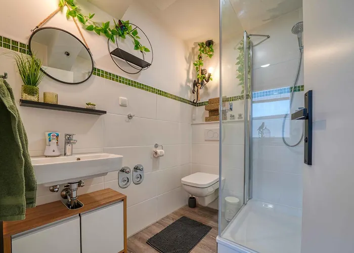 Apartment Zuarin Schlossblick - Ganzes Direkt Am Schlossgarten Von Mit Dschungel-feeling - Parkplatz Auf Anfrage Vorhanden