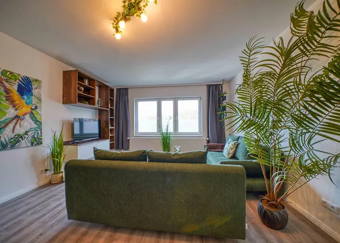 Zuarin Schlossblick - Ganzes Direkt Am Schlossgarten Von Mit Dschungel-feeling - Parkplatz Auf Anfrage Vorhanden Apartment *