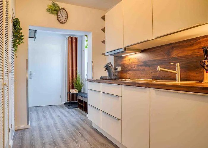 Zuarin Schlossblick - Ganzes Direkt Am Schlossgarten Von Mit Dschungel-feeling - Parkplatz Auf Anfrage Vorhanden Apartment